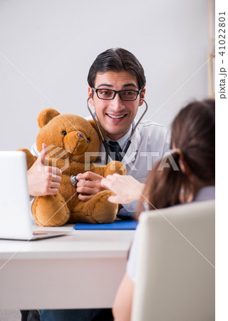 Little girl visiting doctor for regular check-up 41022801