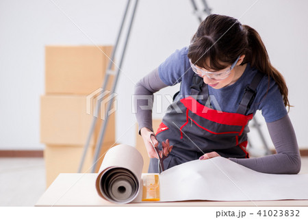 Woman preparing for wallpaper work 41023832