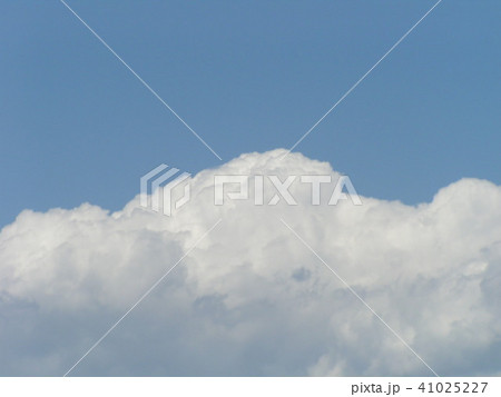初夏の青空と白い雲 41025227