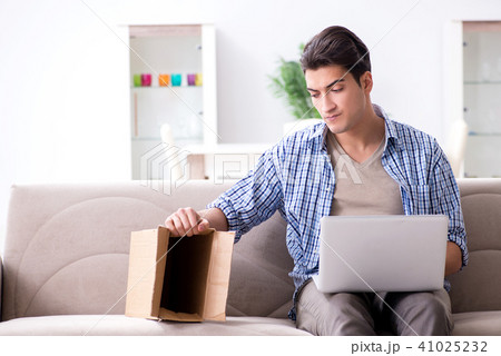 Man receiving empty parcel with stolen goods 41025232
