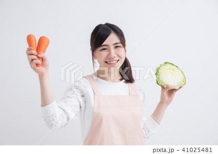 ニンジンとキャベツを持つお料理前の女の子 ニンジンとキャベツを持つお料理前の女の子 41025481