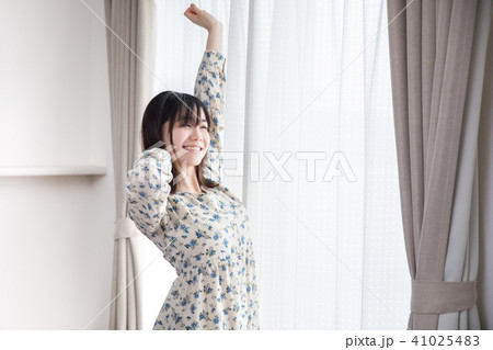 朝目が覚めて窓の前で背伸びをする女の子 朝目が覚めて窓の前で背伸びをする女の子 41025483