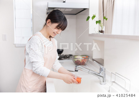 キッチンでニンジンを洗う女の子 キッチンでニンジンを洗う女の子 41025484