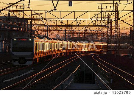 亀有付近を行く常磐線e531系電車の写真素材