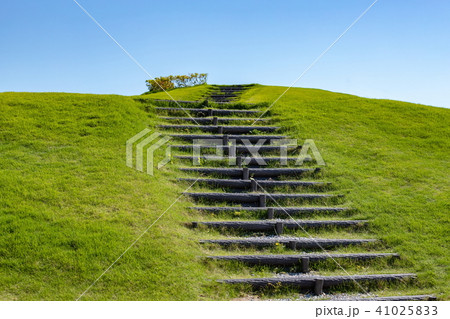 芝生の丘の階段（高松市あじ竜王山公園） 41025833