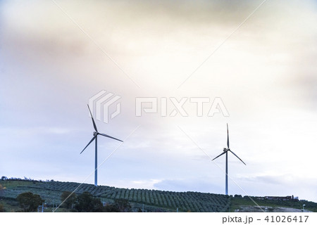 夕焼けの空を背景に見る風力発電塔 夕焼けの空を背景に見る風力発電塔 41026417