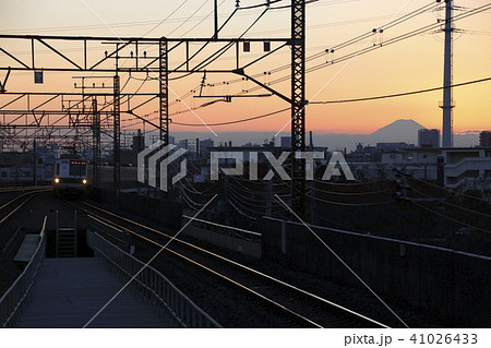 夕日に染まる千代田線6000系 41026433