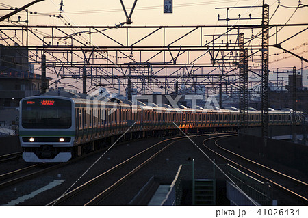 夕日に染まる常磐快速線E231系電車 41026434