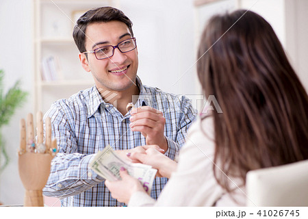 Woman visiting jeweler for jewelery evaluation 41026745