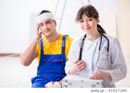 Worker with injured head and doctor 41027160