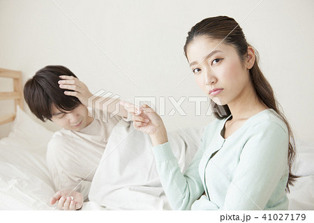 体調不良で薬を飲む女性　 41027179