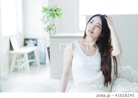 女性 寝起き 朝 起床 若い女性 かわいい ライフスタイル 女性 寝起き 朝 起床 若い女性 かわいい ライフスタイル 41028245