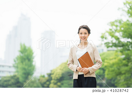 ビジネスイメージ（女性　屋外） 41028742