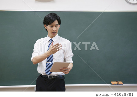 先生　教師　教室　学校　授業　タブレット　ICT教育　黒板　塾　学習塾　教育イメージ　 41028781