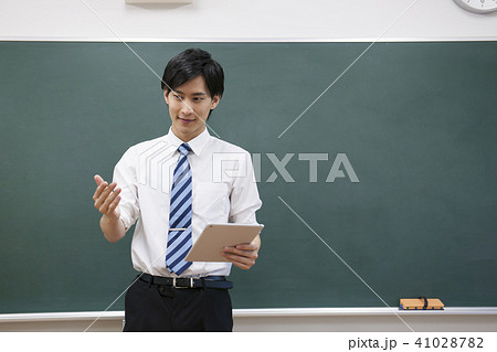 先生　教師　教室　学校　授業　タブレット　ICT教育　黒板　塾　学習塾　教育イメージ　 41028782