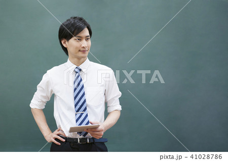 先生　教師　教室　学校　授業　タブレット　ICT教育　黒板　塾　学習塾　教育イメージ　 41028786