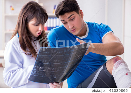Sports player visiting doctor after injury Sports player visiting doctor after injury 41029866