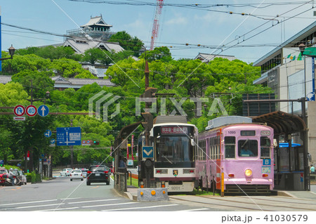 熊本城天守閣と路面電車 熊本城天守閣と路面電車 41030579