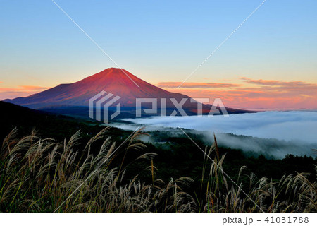 雲海と赤富士の写真素材