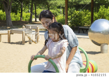 母娘 遊び場 韓国人の写真素材