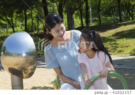 母娘 遊び場 韓国人の写真素材