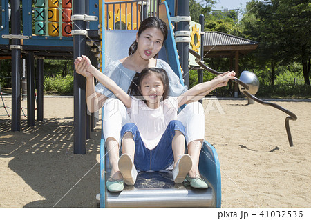 母娘 遊び場 韓国人の写真素材