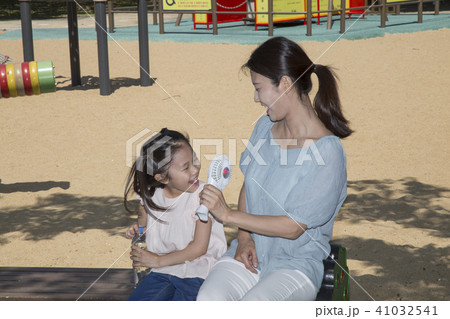 母娘 遊び場 韓国人の写真素材