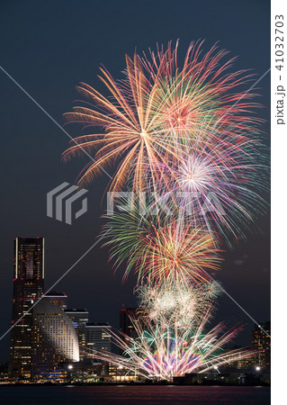 横浜みなとみらい21と花火 41032703
