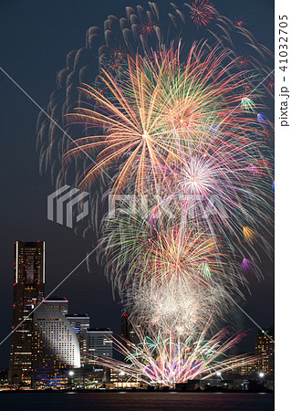 横浜みなとみらい21と花火 41032705