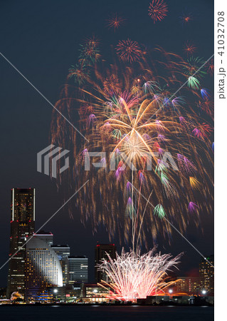 横浜みなとみらい21と花火 41032708