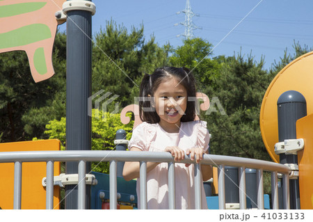 遊び場 女の子 韓国人の写真素材