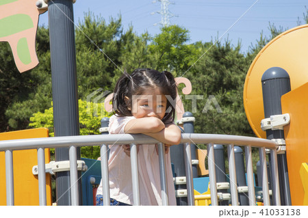 遊び場 女の子 韓国人の写真素材