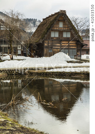岐阜　白川郷の水面に映った合掌造りの民家 41033550