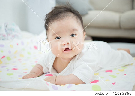 うつ伏せの赤ちゃん 41035866