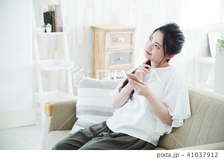 女性 スマホ 若い女性 かわいい ライフスタイル 女性 スマホ 若い女性 かわいい ライフスタイル 41037912