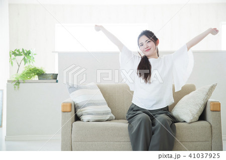 女性 若い女性 かわいい ライフスタイル 女性 若い女性 かわいい ライフスタイル 41037925