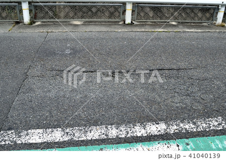 傷んだアスファルト舗装 傷んだアスファルト舗装 41040139