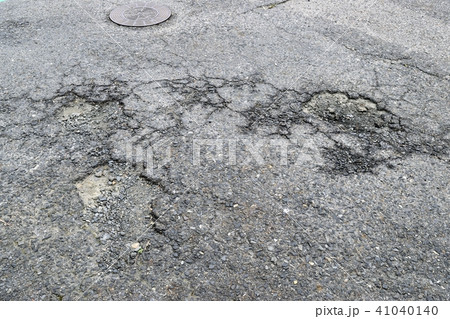 傷んだアスファルト舗装 傷んだアスファルト舗装 41040140