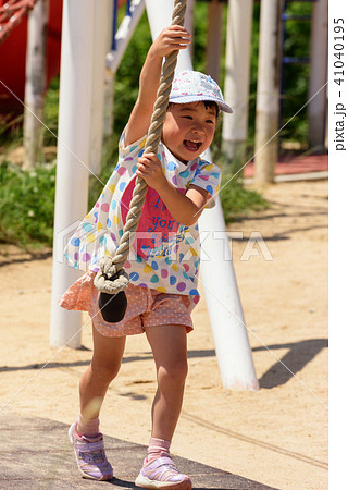 ターザンロープで遊ぶ ターザンロープで遊ぶ 41040195