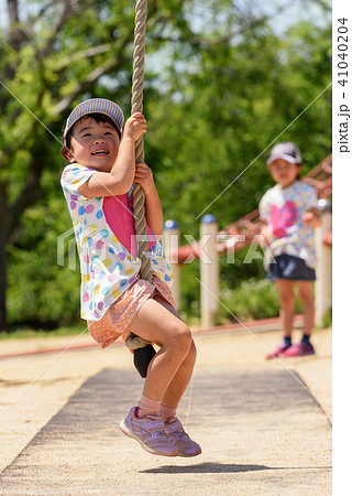ターザンロープで遊ぶ ターザンロープで遊ぶ 41040204