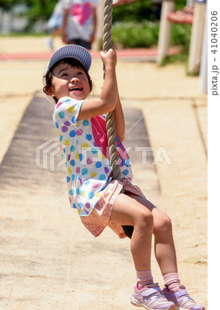 ターザンロープで遊ぶ 41040206