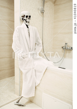Human skeleton sitting on the edge of the bath 41040819