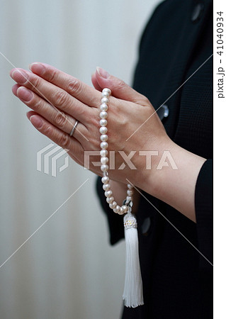 葬儀 (ブラックフォーマル お通夜 告別式 スーツ コピースペース ボディパーツ 顔なし 数珠) 葬儀 (ブラックフォーマル お通夜 告別式 スーツ コピースペース ボディパーツ 顔なし 数珠) 41040934