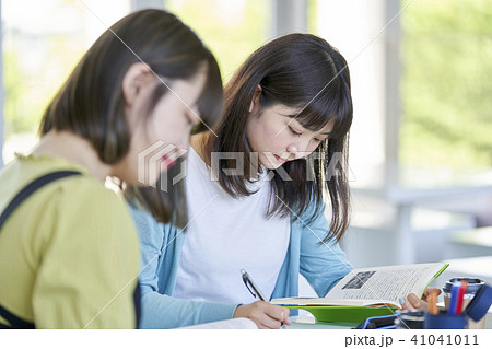 大学　女子大生　キャンパス 41041011