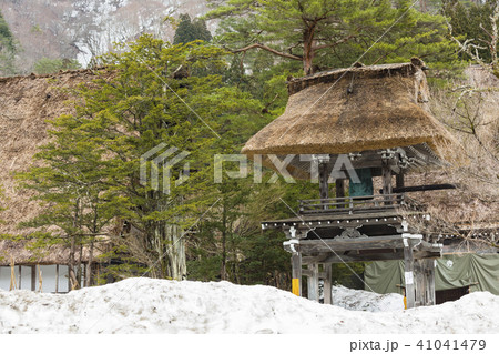 岐阜　白川郷の明善寺の鐘楼門 41041479