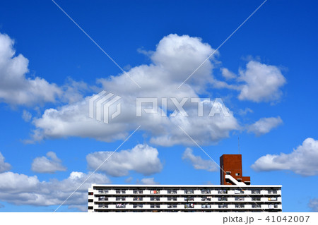 八潮パークタウンの集合住宅と青空 41042007