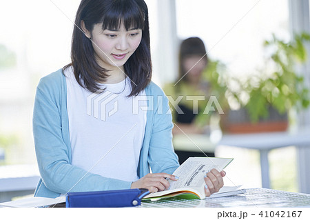 大学　女子大生　キャンパス 41042167