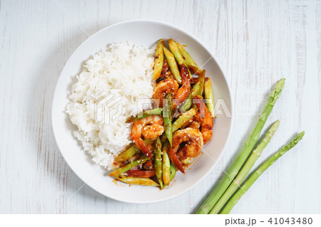 Spicy prawn with asparagus and rice Spicy prawn with asparagus and rice 41043480