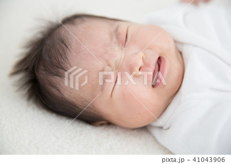 泣く赤ちゃん 41043906