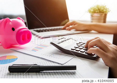 woman hand calculating her monthly expenses. 41044005